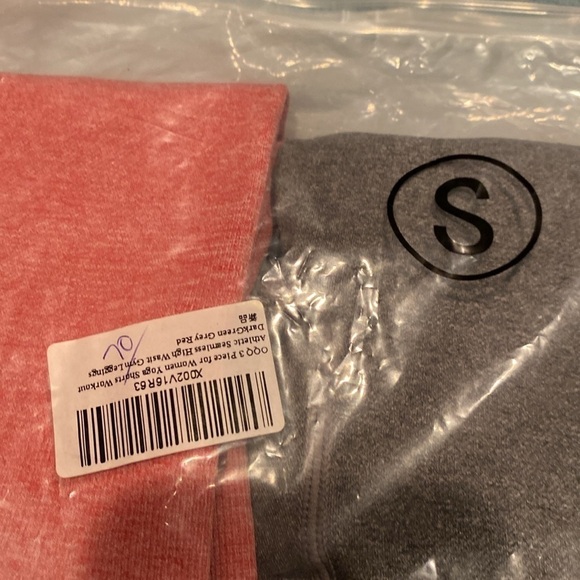 3 pack seemless high waist yoga shorts size Small in gray, green, and red - Picture 7 of 7